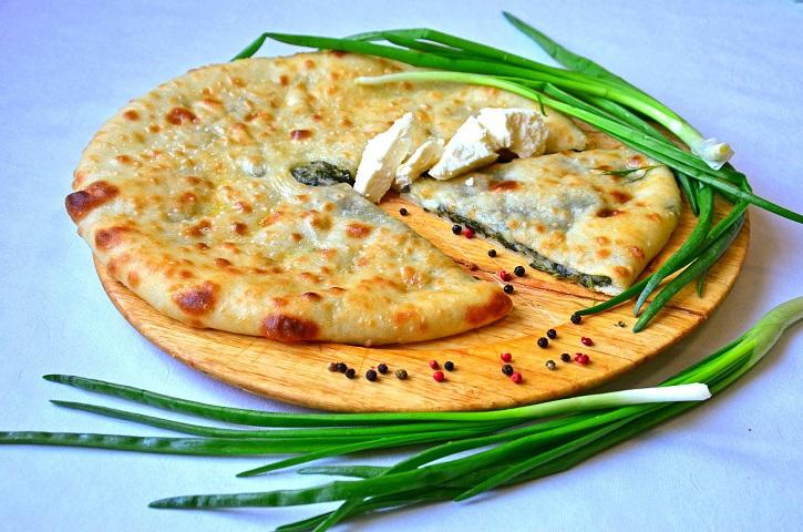 Пирог с зеленым луком,укропом и осетинским сыром