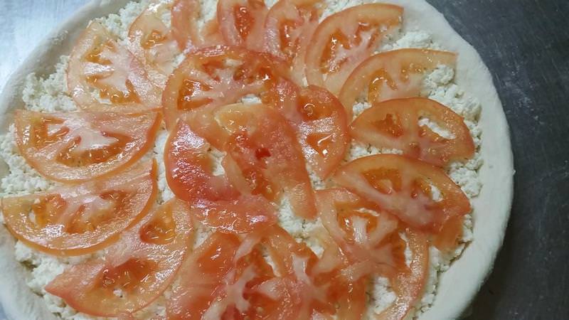 Пирог с помидорами, осетинским сыром и зеленью